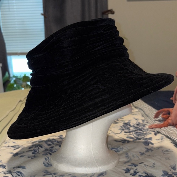 Eric Javits Elegant Black velvet Hat with Bow Accent - Picture 5 of 11